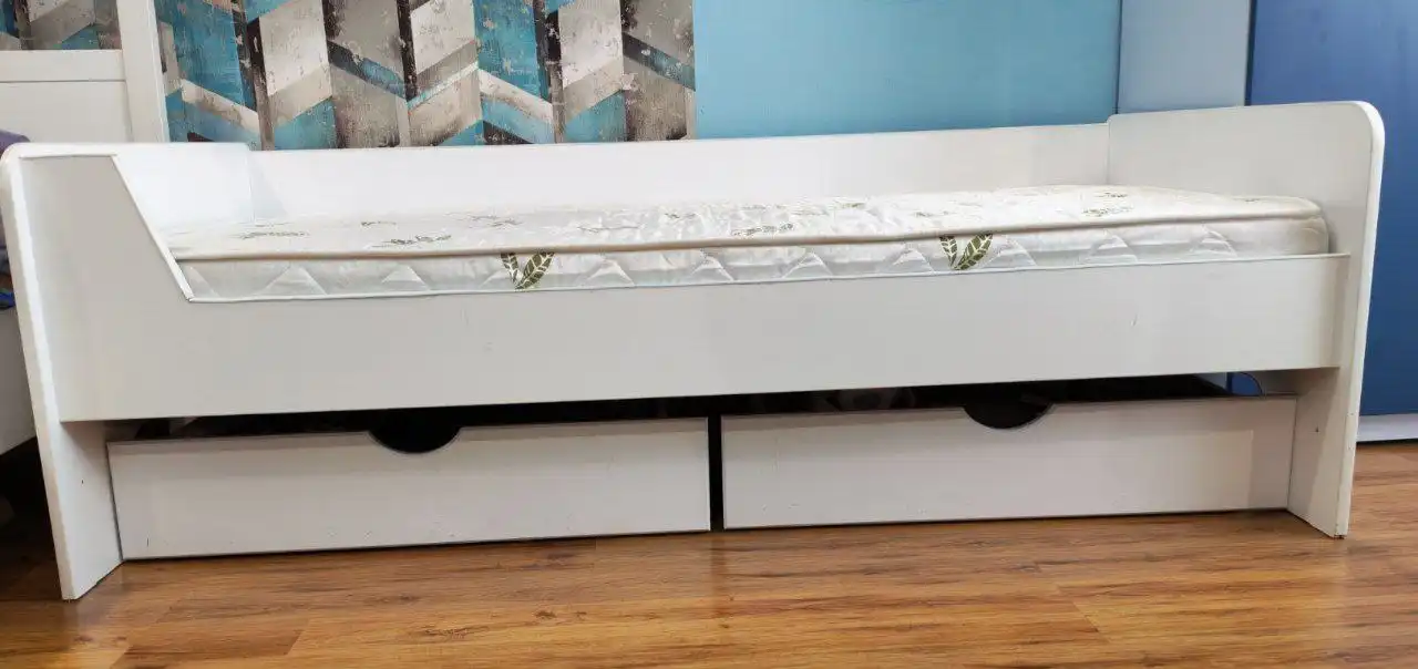 Кровать с выкатными ящиками и матрасом