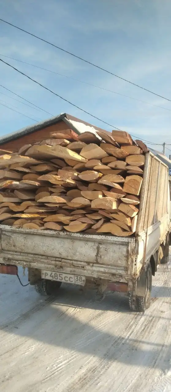 Продам горбыль листвяк сосна трёхметровый отборный - Строительные материалы (Барахолка) в Шелехов