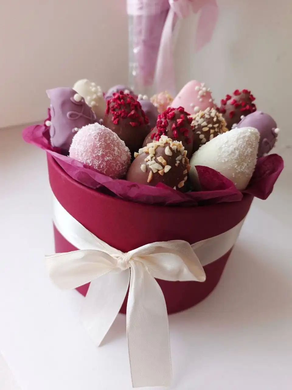 Коробка клубники в шоколаде как изысканный подарок