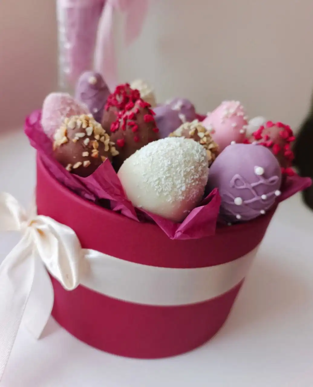 Коробка клубники в шоколаде как изысканный подарок