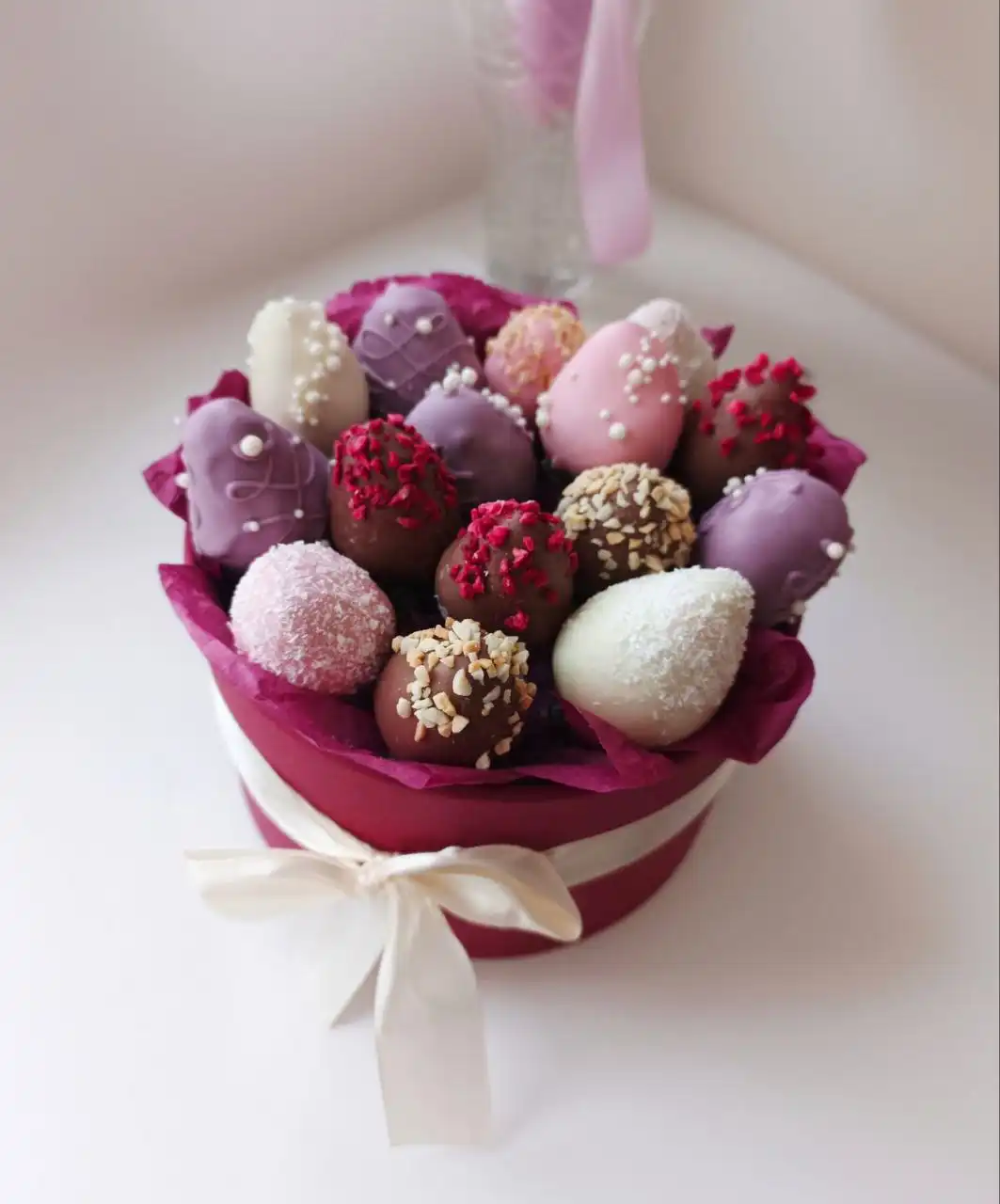 Коробка клубники в шоколаде как изысканный подарок