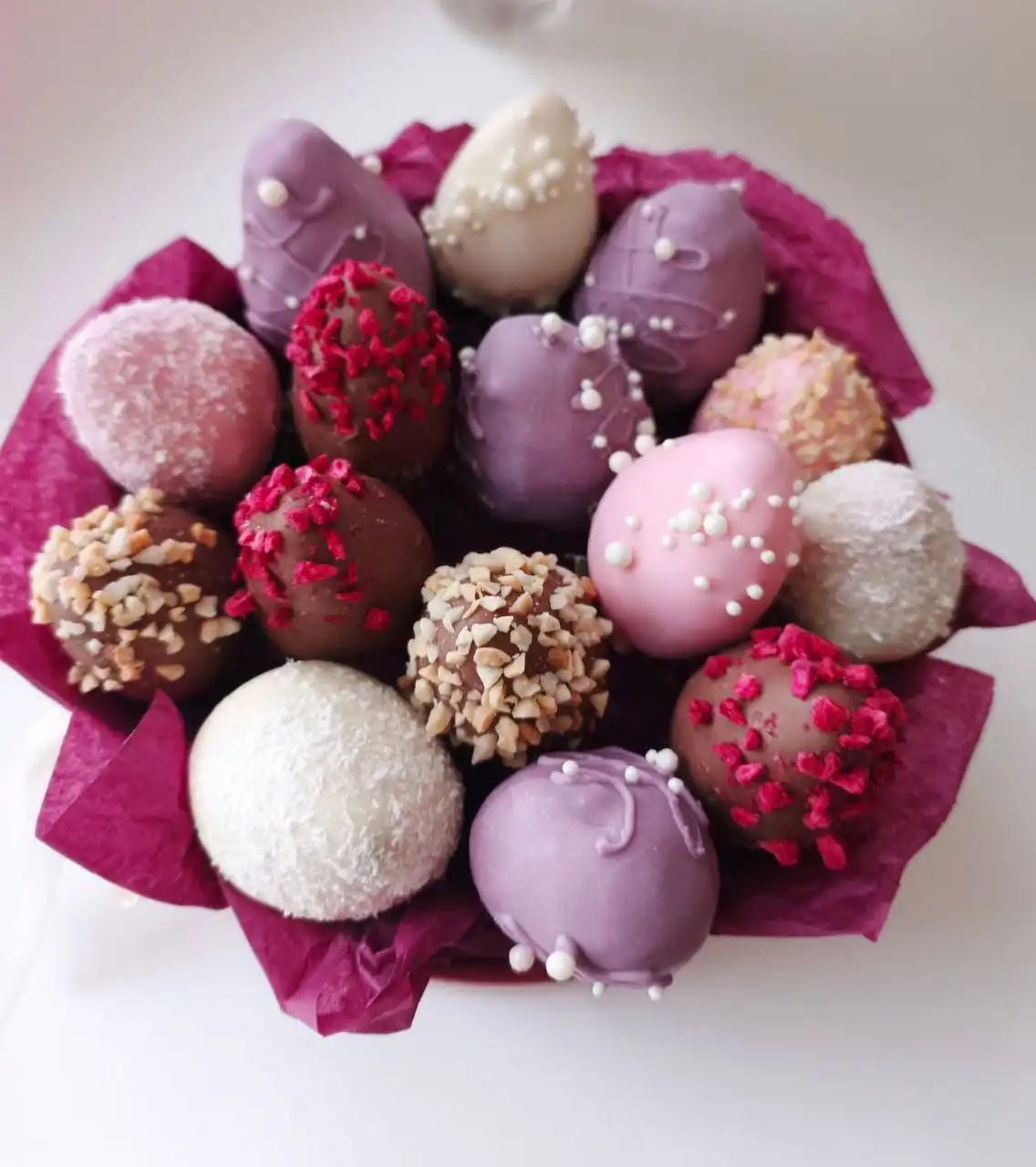 Коробка клубники в шоколаде как изысканный подарок