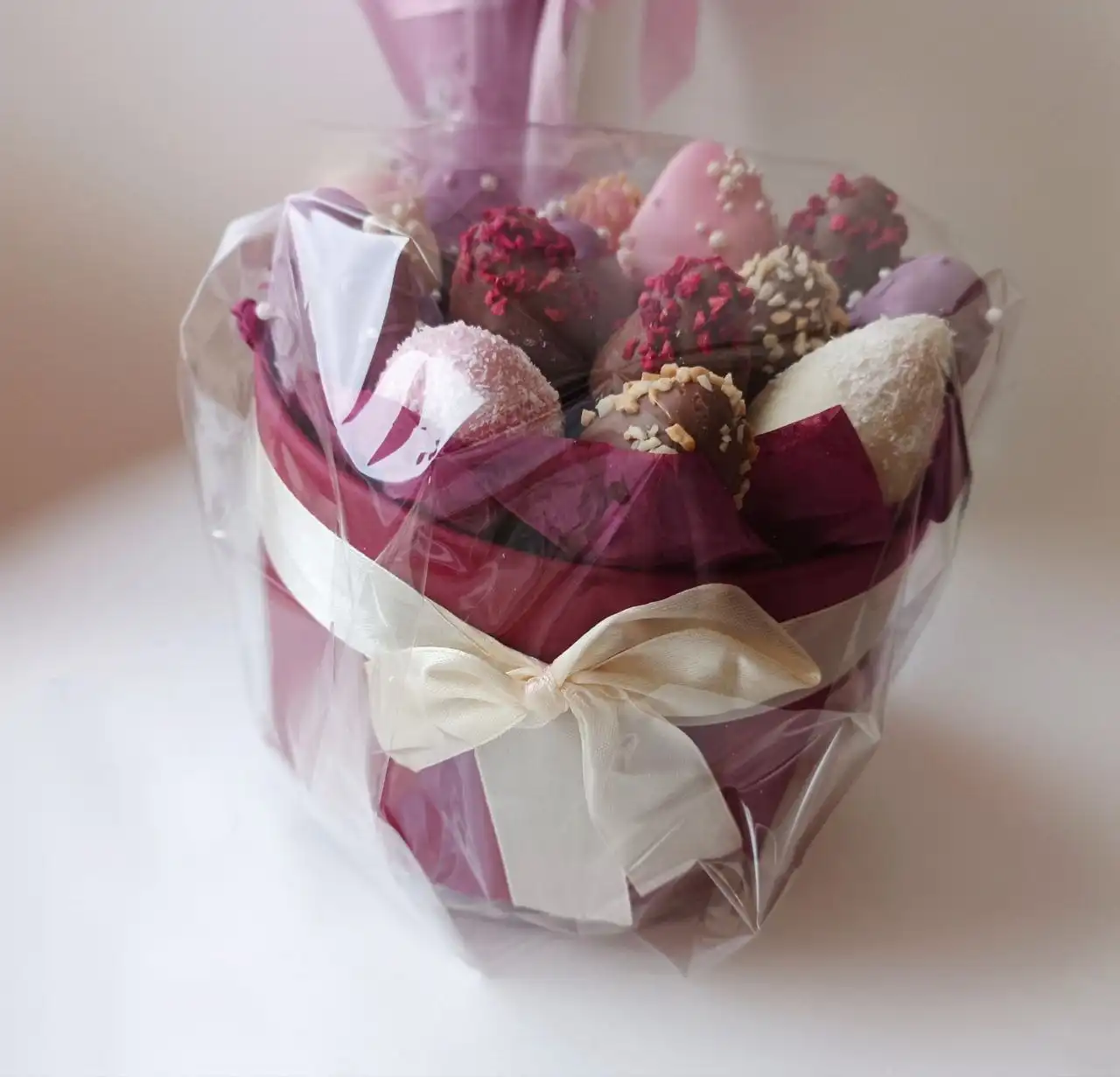 Коробка клубники в шоколаде как изысканный подарок