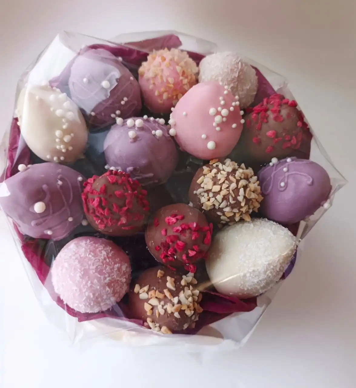 Коробка клубники в шоколаде как изысканный подарок