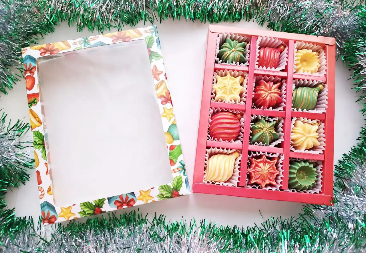 Наборы конфет из белого премиум-шоколада в новогоднем оформлении