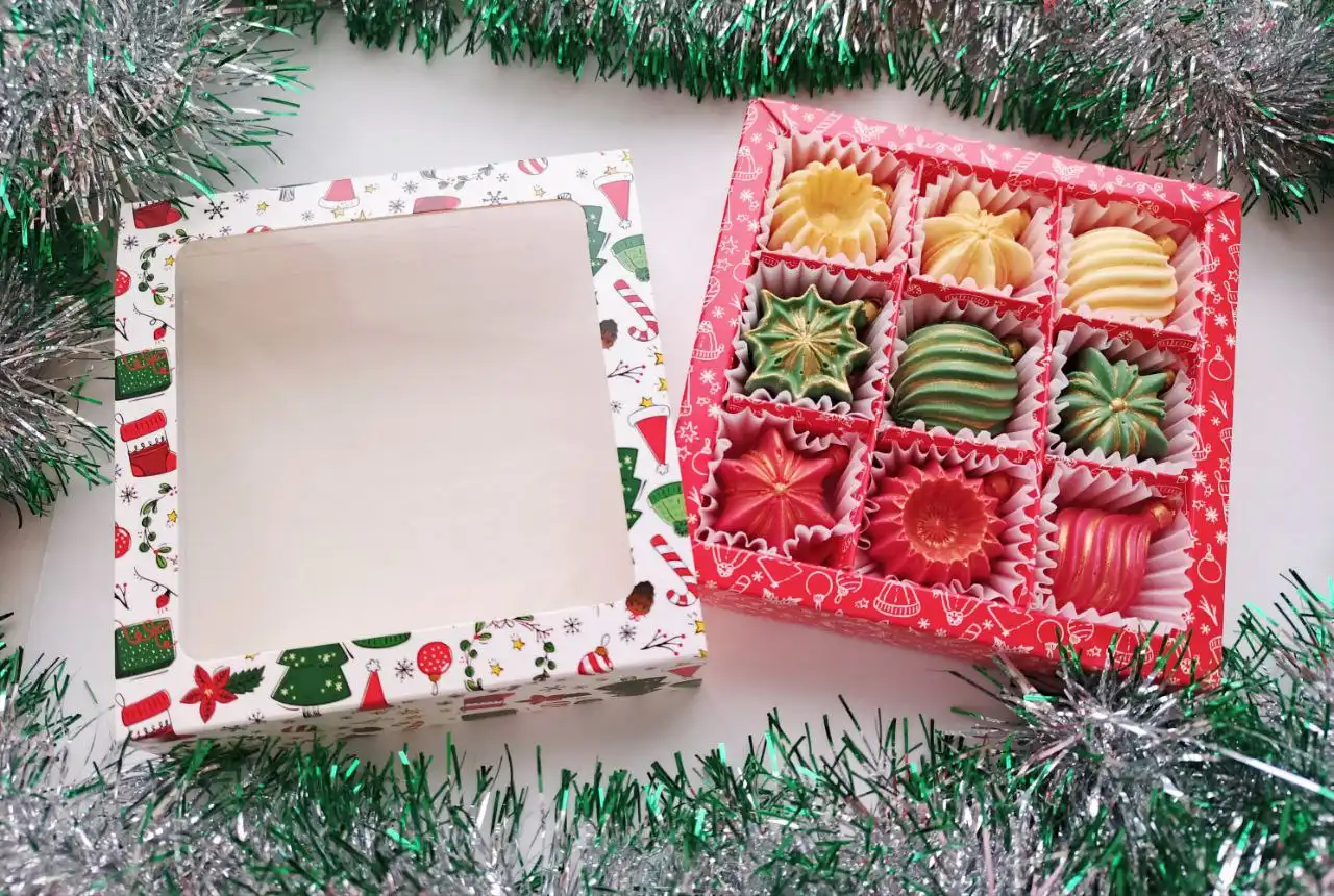 Наборы конфет из белого премиум-шоколада в новогоднем оформлении