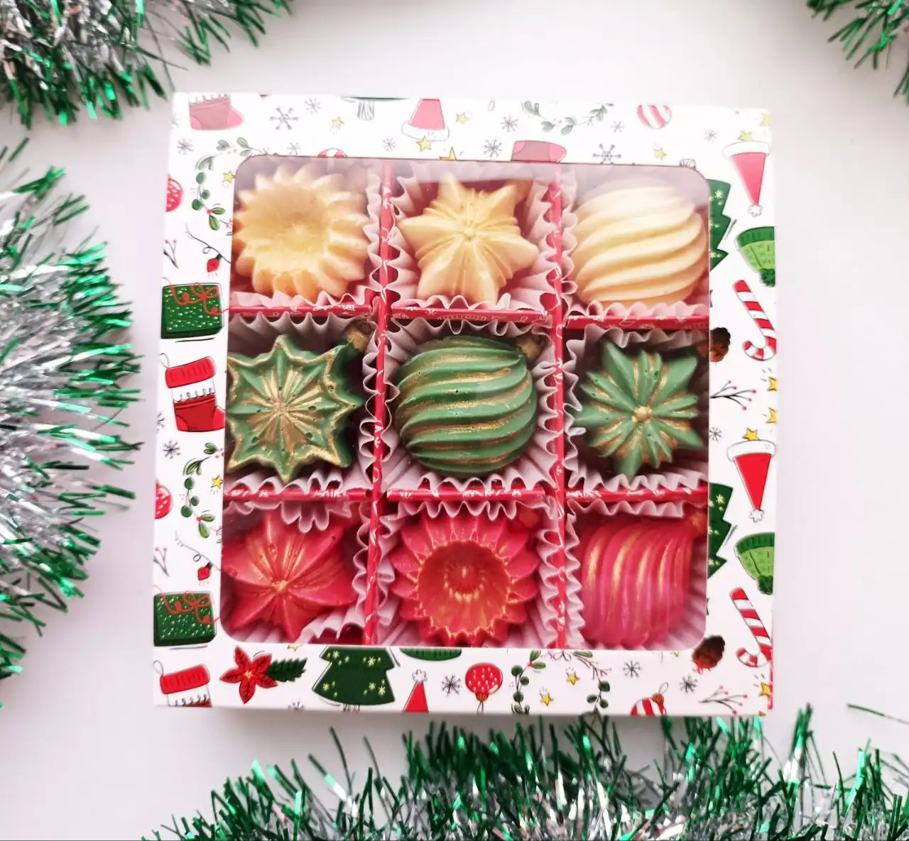 Наборы конфет из белого премиум-шоколада в новогоднем оформлении