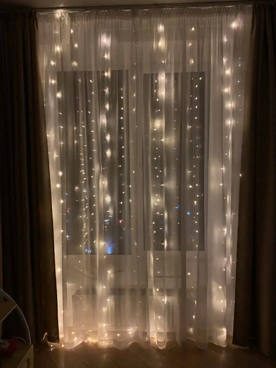 Новогодняя ёлка с подсветкой разных цветов