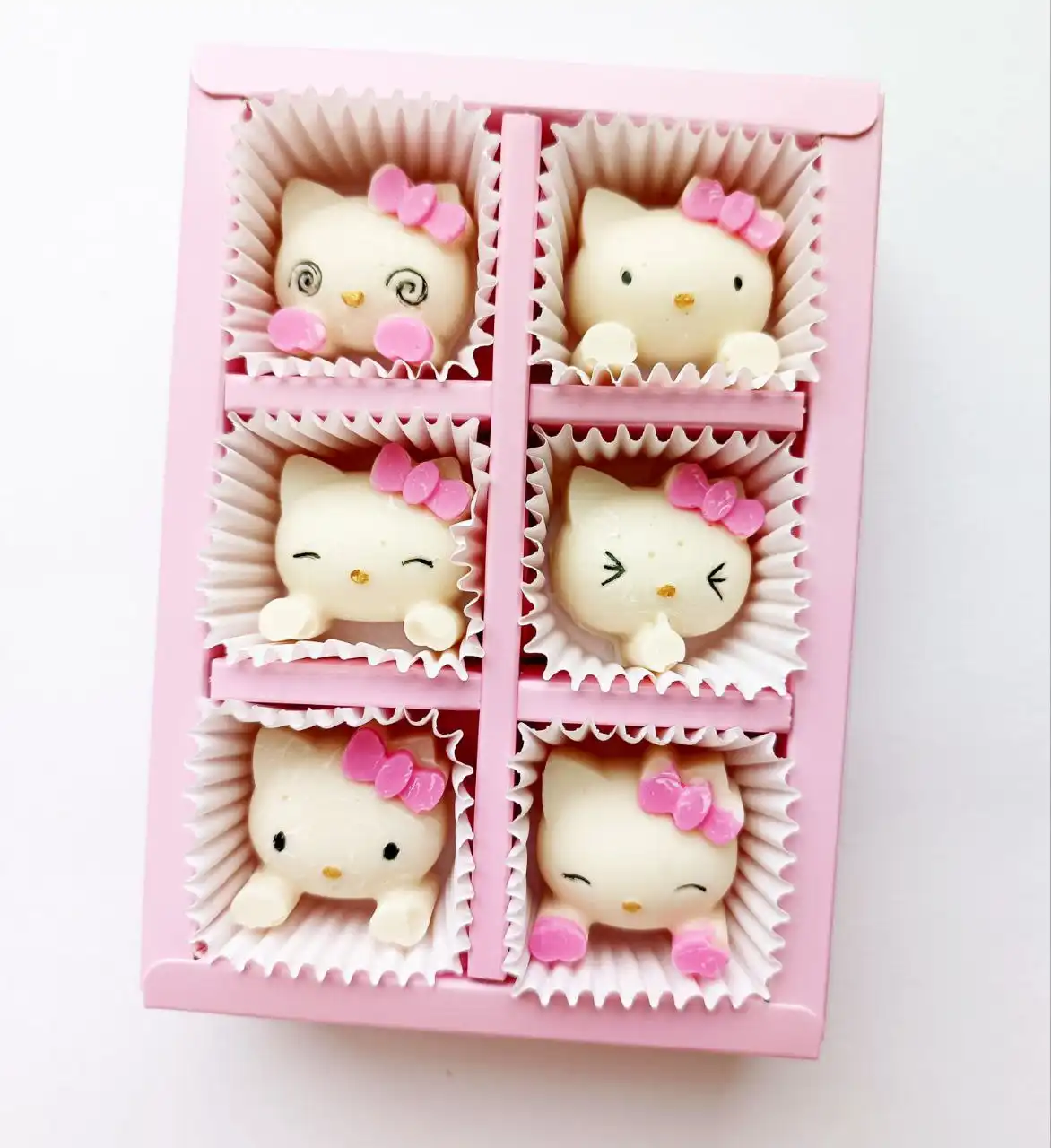 Конфеты ручной работы из белого шоколада с дизайном кошечки