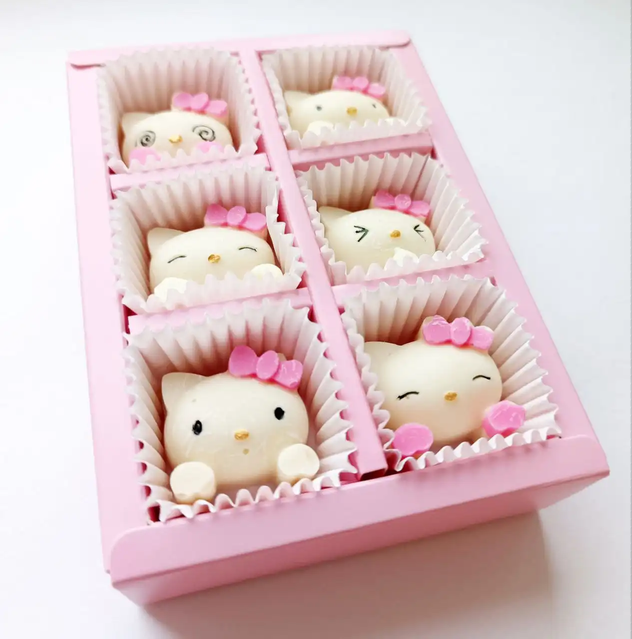 Конфеты ручной работы из белого шоколада с дизайном кошечки