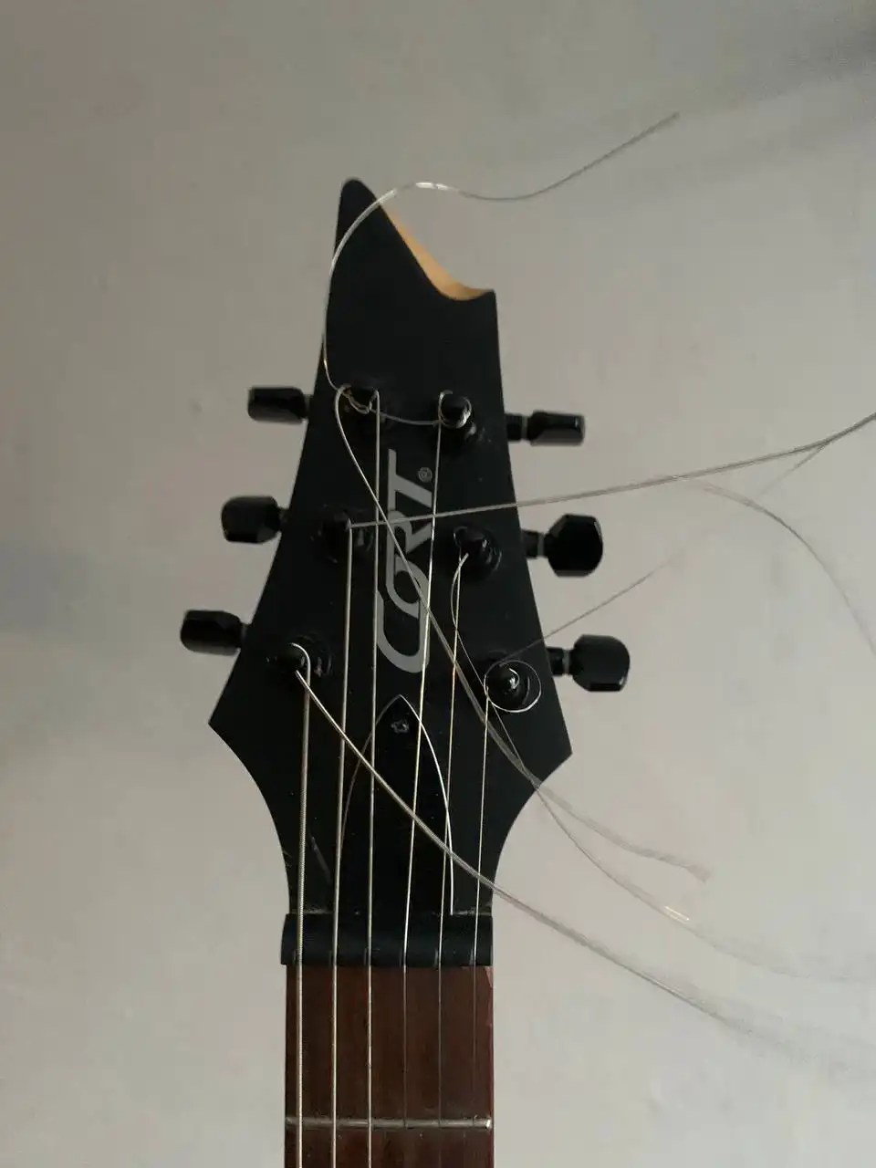 Продажа электрогитары Cort KX100 с небольшим дефектом - Музыкальные инструменты (Барахолка) в Владивосток