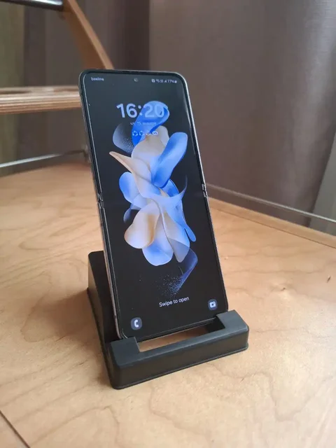 Продам Samsung Galaxy Z Flip4 5G 8G+128G в идеальном состоянии - Наушники в Владивосток