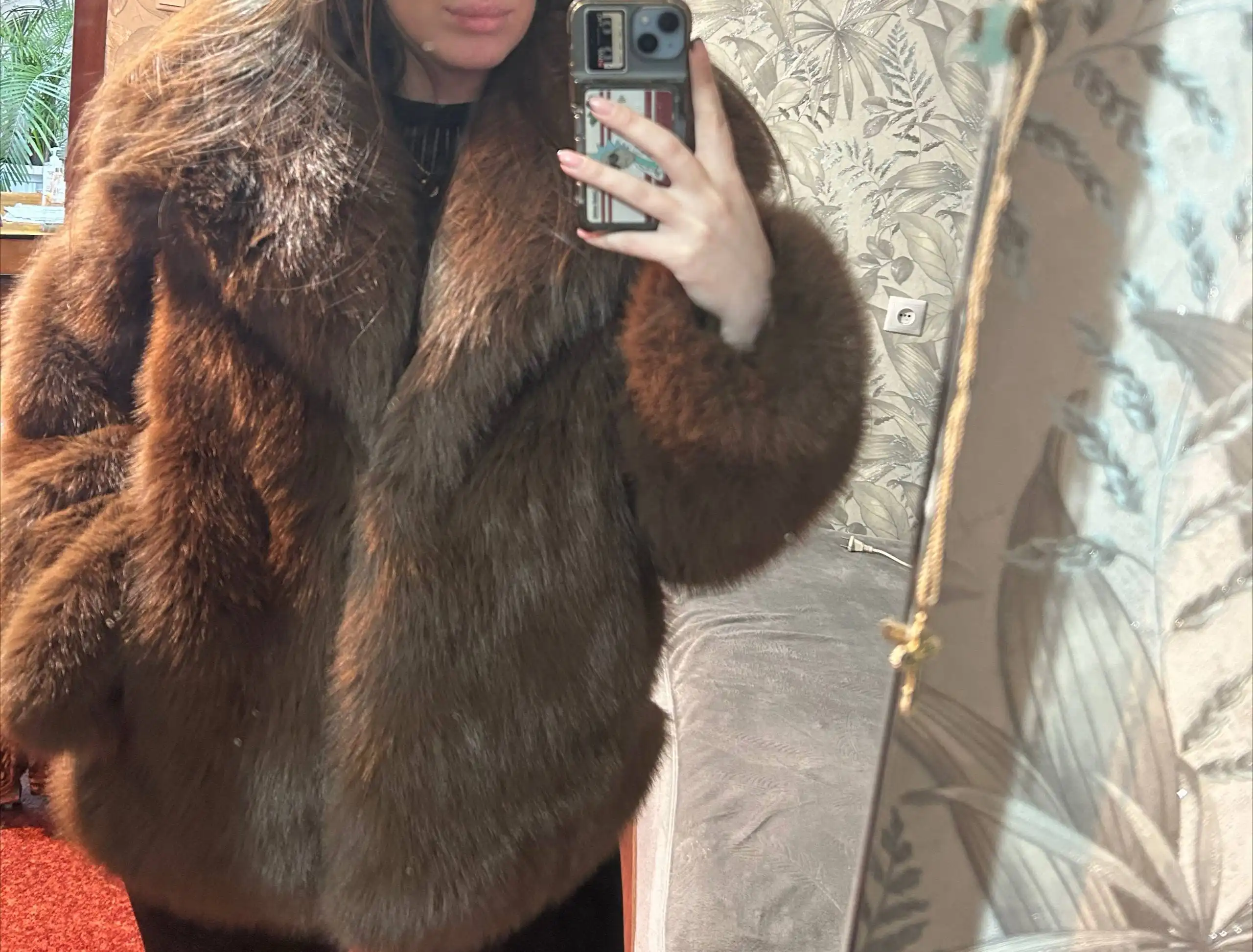 Продам iPhone 14/128 и шубу из эко меха - Барахолка в Артём