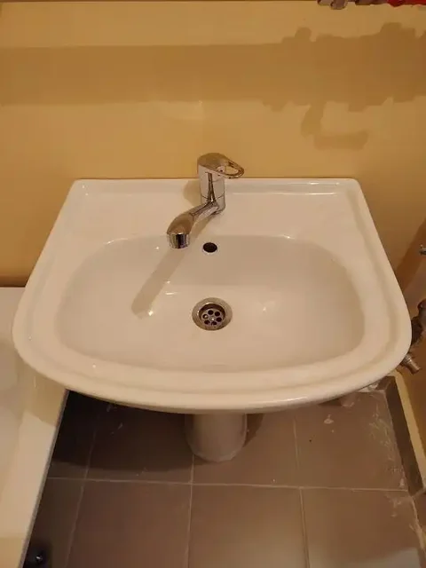 Продажа стальной ванны и раковины со смесителями - Для дома и дачи в Владивосток