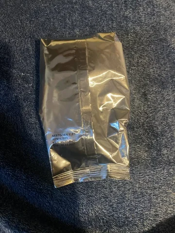 Отдам детскую смесь Нестожен 1 за шоколадку - Школьные принадлежности в Владивосток