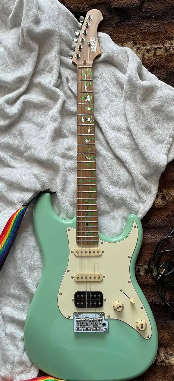 Электрогитара Jet JS400 в идеальном состоянии с чехлом - Музыкальные инструменты (Электроника) в Владивосток