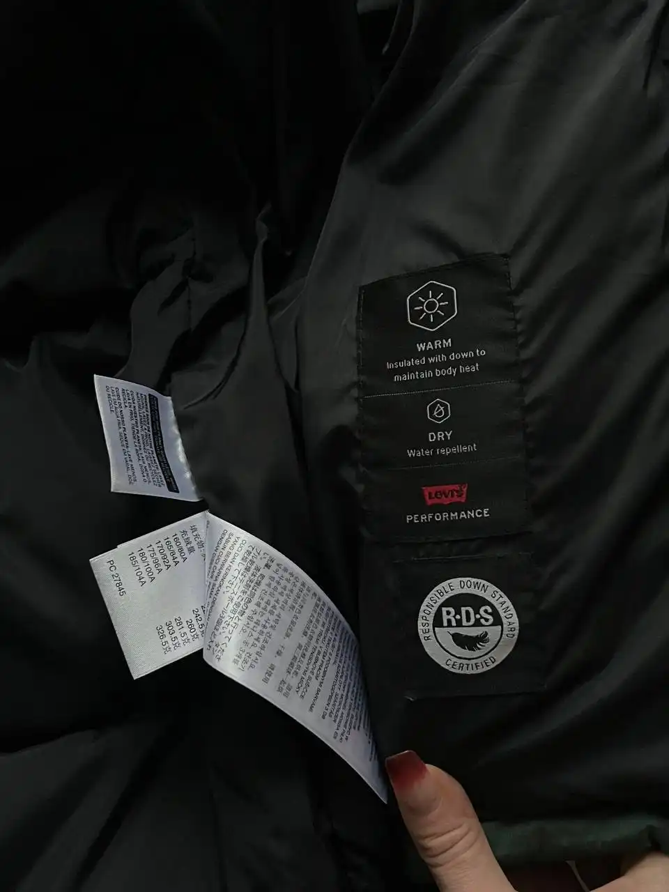 Пуховик Levi's размер L - Верхняя одежда (Одежда) в Владивосток