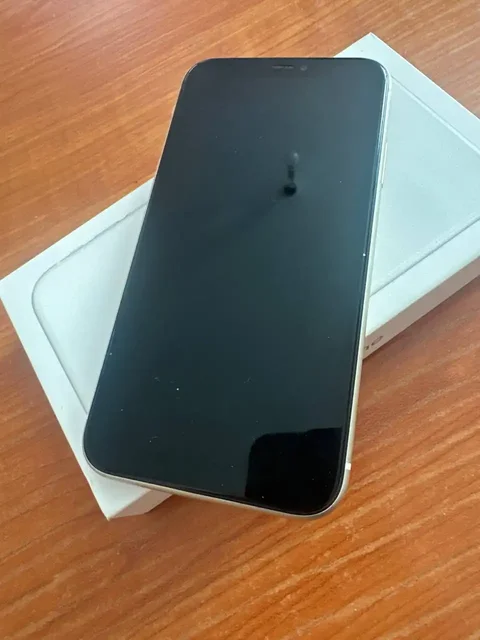 Продам iPhone 11 белый 128 ГБ - Смартфоны в Владивосток