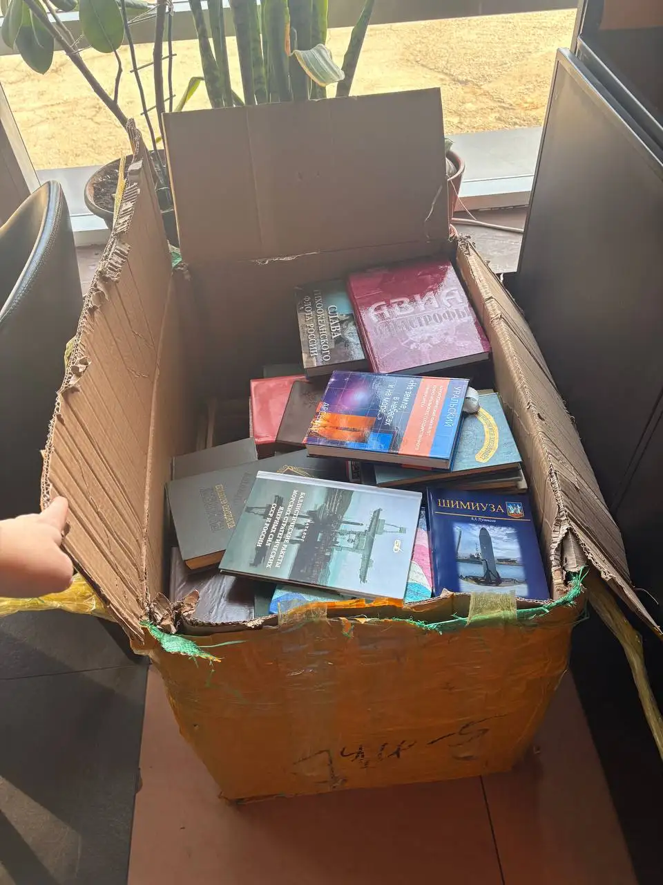Коробка с книгами бесплатно - Книги (Барахолка) в Владивосток
