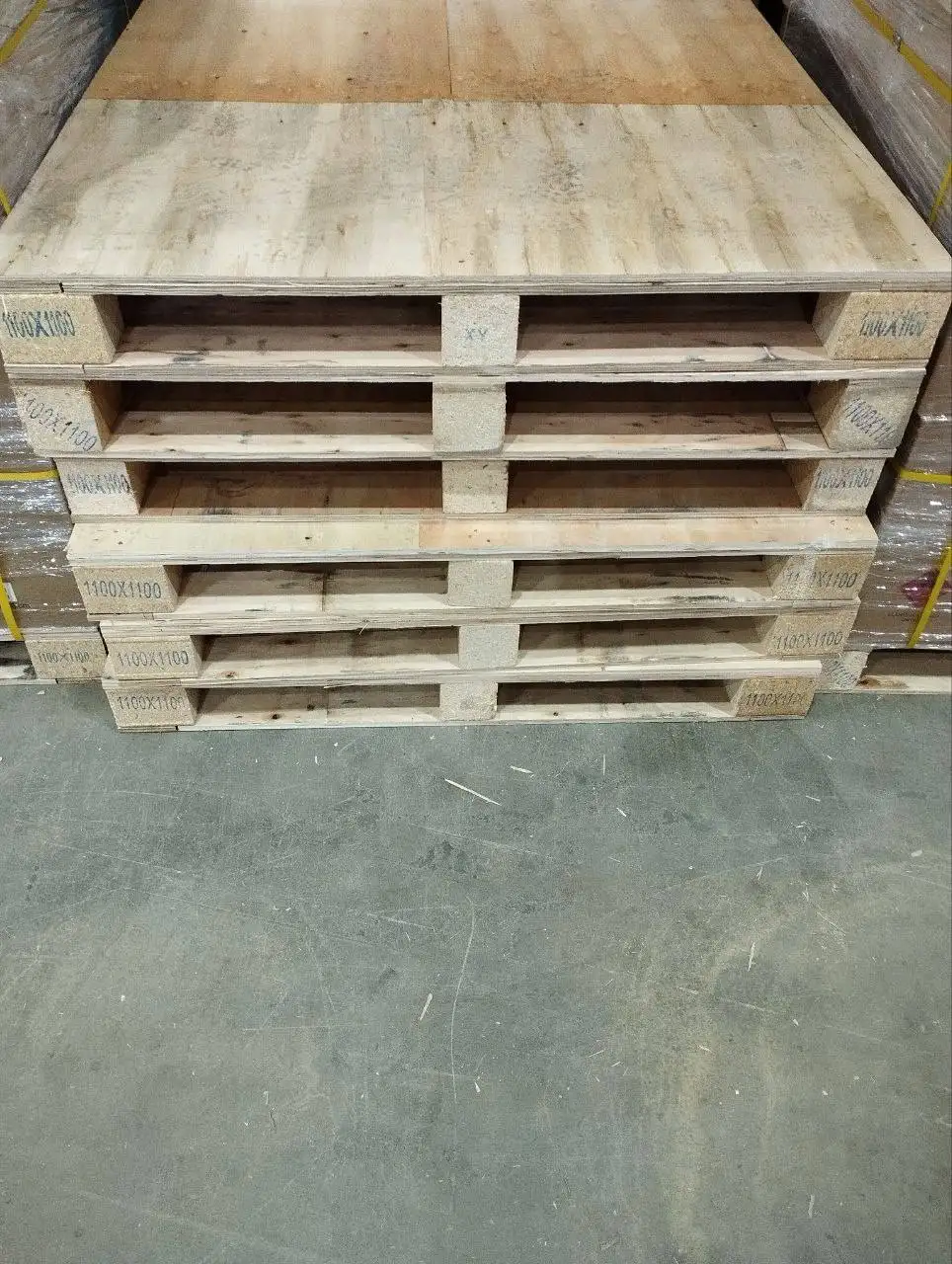 Продажа паллет 1100х1100 с фанерным покрытием - Стройматериалы (Барахолка) в Артем