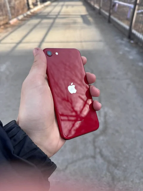 Продам iPhone SE 2022 64GB в хорошем состоянии - Смартфоны и часы в Владивосток