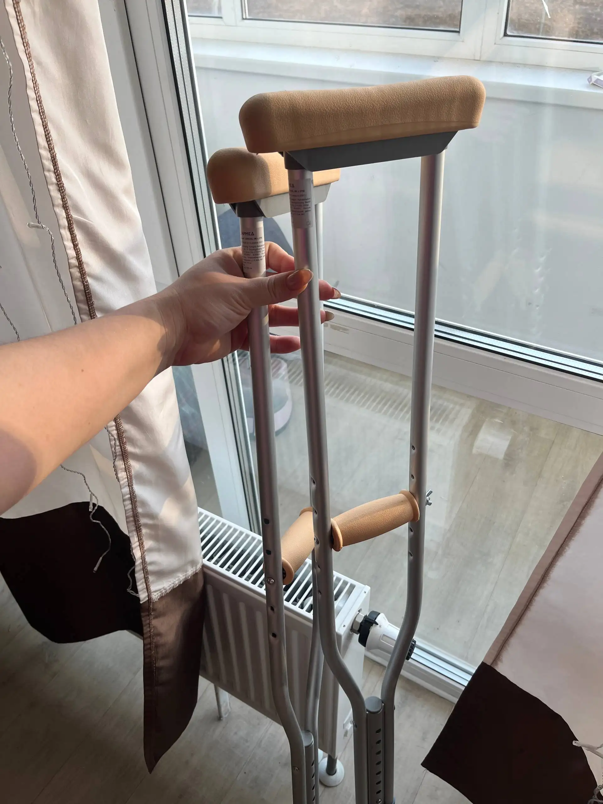 Новые регулируемые костыли размер М с мягкими подушечками - Медицинские товары (Красота и здоровье) в Владивосток