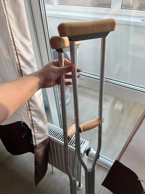 Новые регулируемые костыли размер М с мягкими подушечками - Медицинская техника в Владивосток