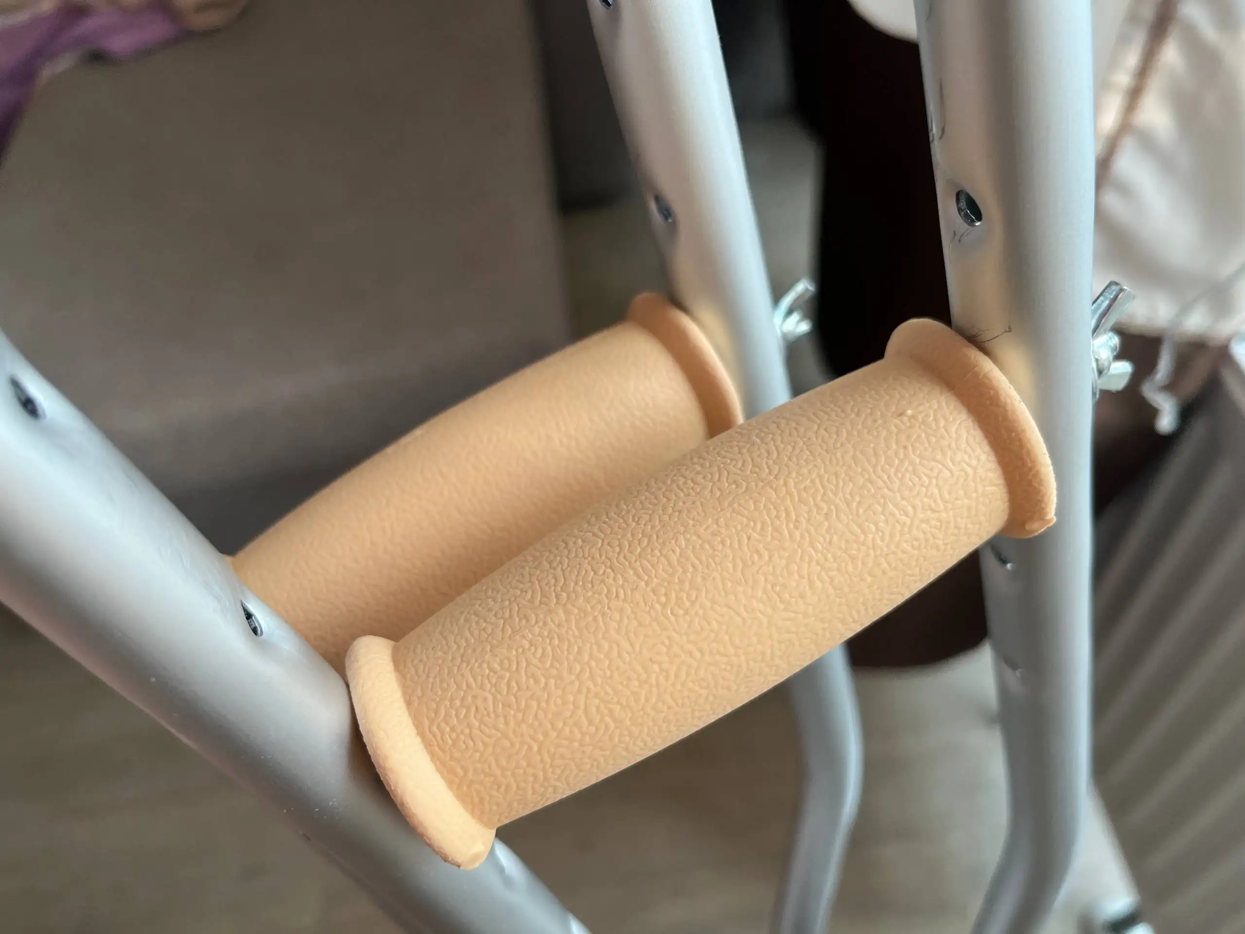 Новые регулируемые костыли размер М с мягкими подушечками - Медицинские товары (Красота и здоровье) в Владивосток