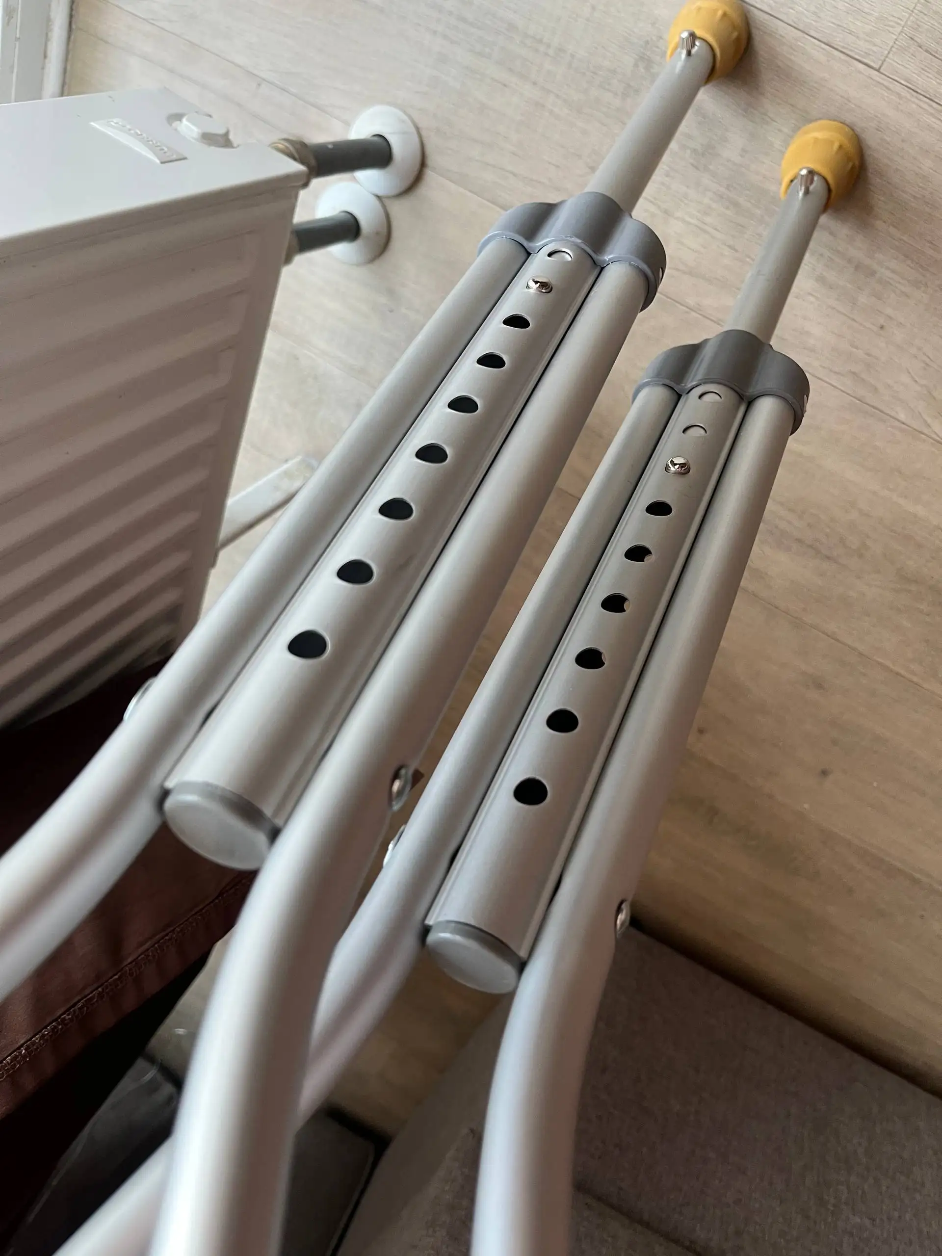 Новые регулируемые костыли размер М с мягкими подушечками - Медицинские товары (Красота и здоровье) в Владивосток