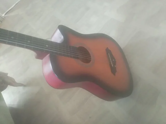 Акустическая гитара в хорошем состоянии - Музыкальные инструменты в Владивосток