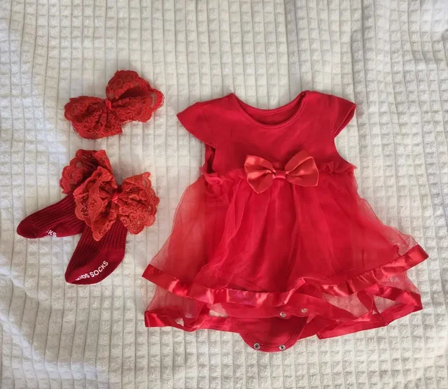 Платье для девочки 2-6 месяцев в отличном состоянии - Вечерние платья в Владивосток