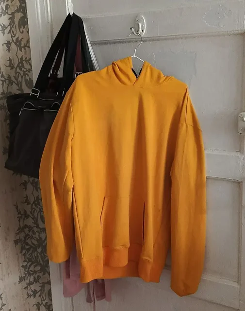 Продажа худи и красной юбки - Куртки в Владивосток