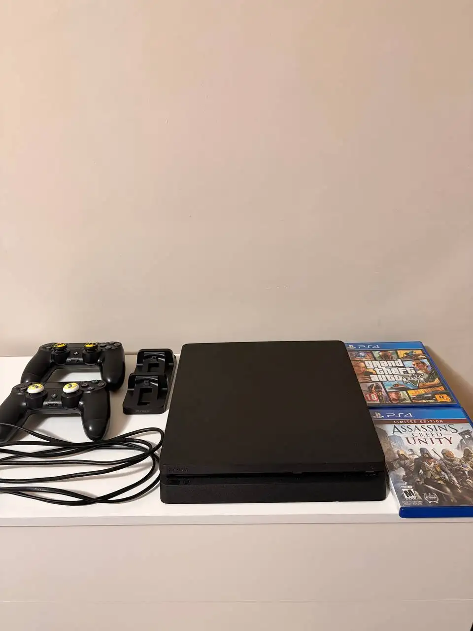 Продажа приставок PS4 Slim и PS4 Fat - Игровые консоли (Электроника) в Владивосток