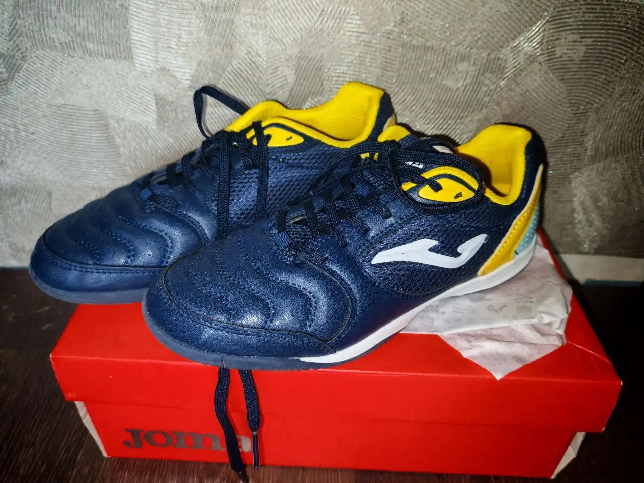 Футзалки б/у идеальное состояние размер 41 - Спортивная обувь (Барахолка) в Владивосток