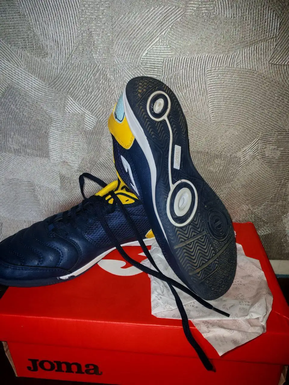 Футзалки б/у идеальное состояние размер 41 - Спортивная обувь (Барахолка) в Владивосток