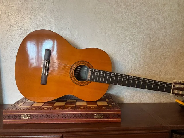 Продажа гитары Yamaha C40 в отличном состоянии - Коньки в Владивосток