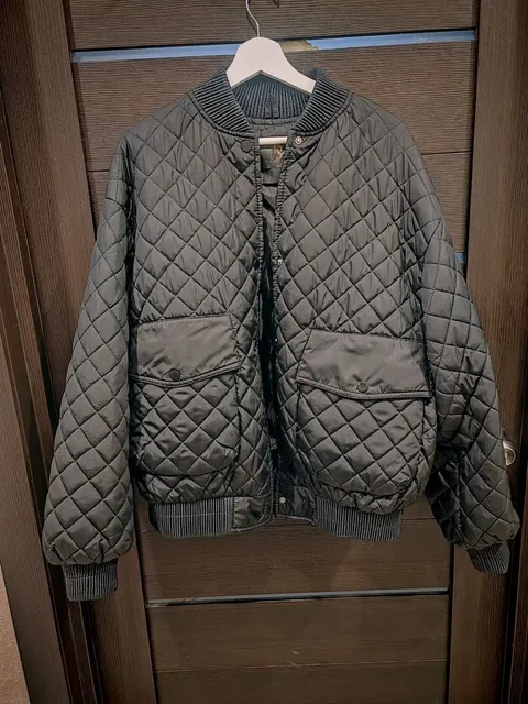 Продам новый стеганый бомбер - Одежда в Владивосток