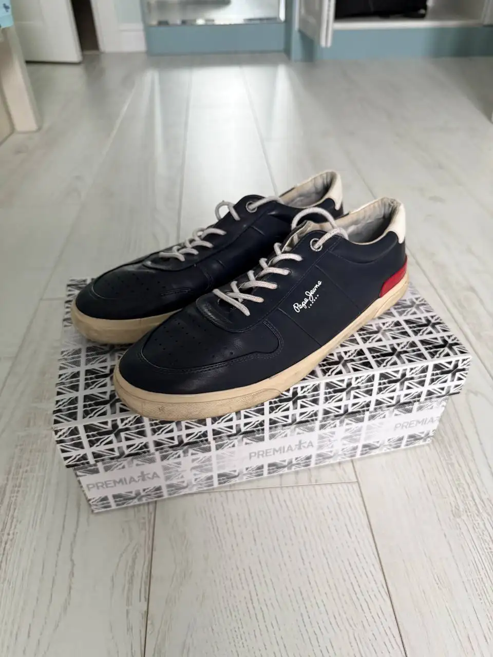 Продажа б/у часов Samsung Gear S3 Frontier, сумки Louis Vuitton, кед Pepe Jeans и кошелька Edwin - Барахолка в Владивосток