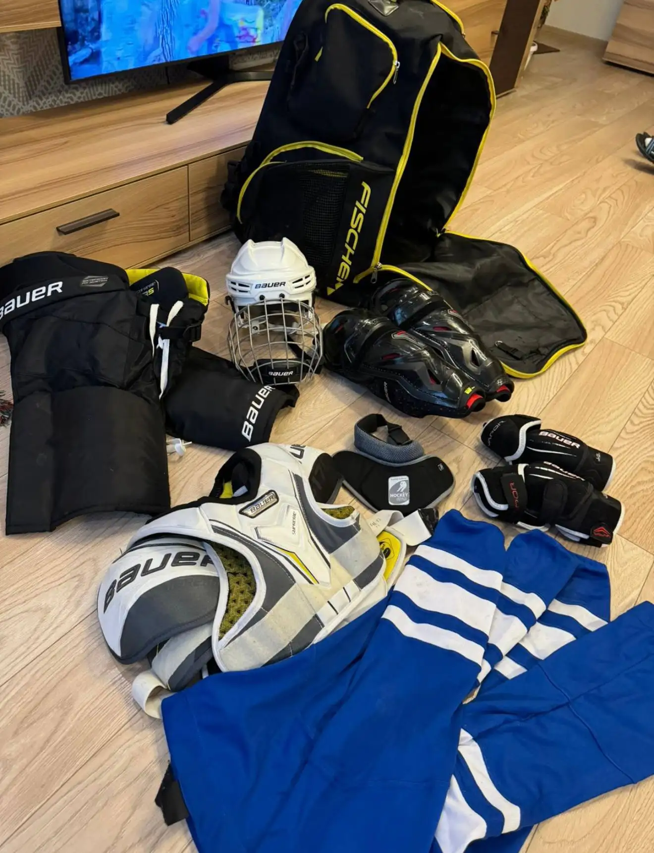 Продажа хоккейной формы и экипировки для подростка - Спортивный инвентарь (Хобби и отдых) в Владивосток