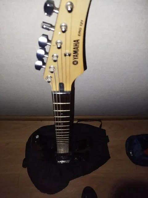 Продам электрогитару Yamaha - Туризм/походное снаряжение в Владивосток
