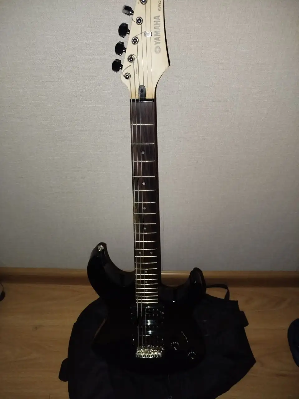 Продам электрогитару Yamaha - Музыкальные инструменты (Хобби и отдых) в Владивосток