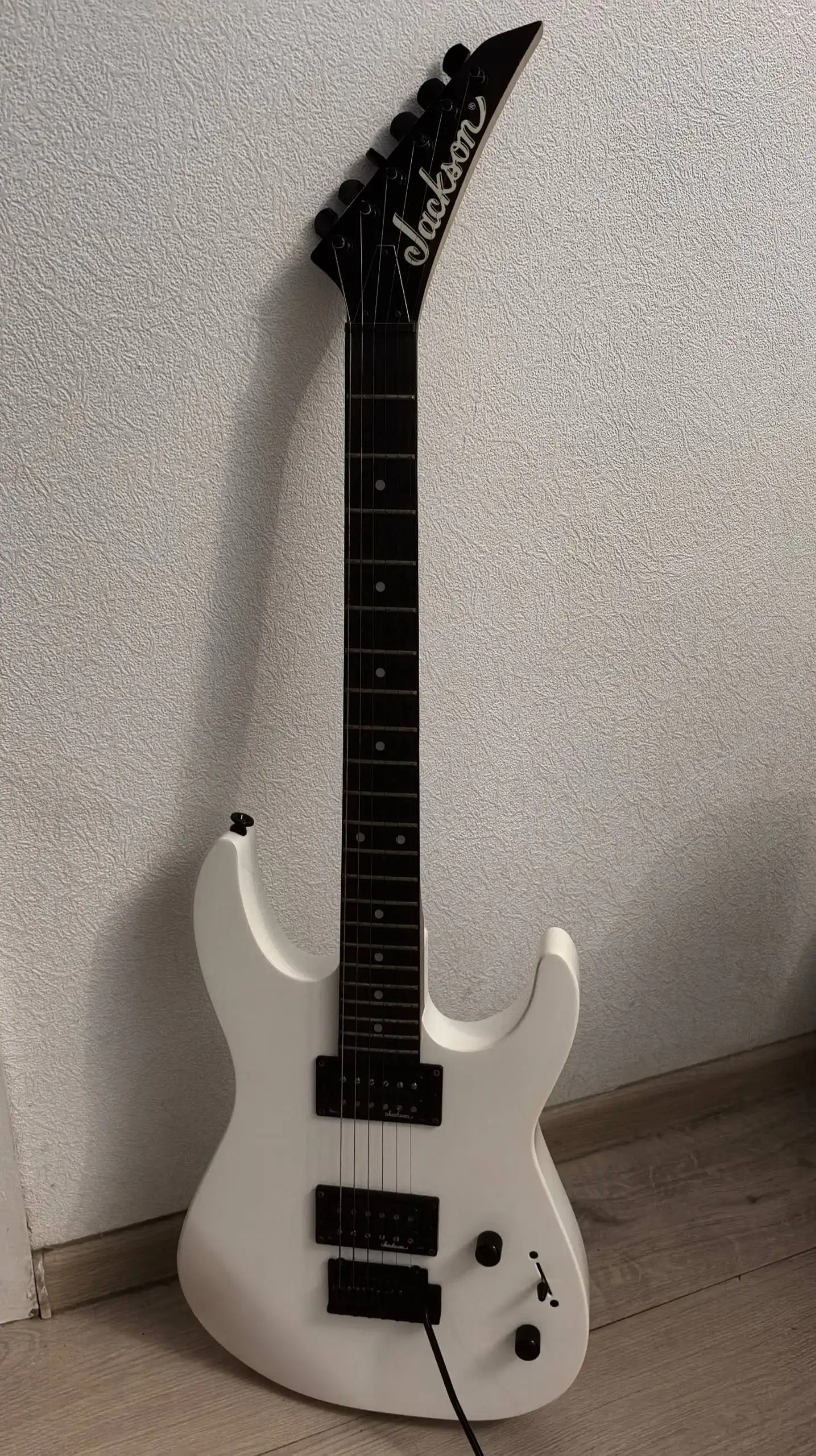 Продам гитару Jackson JS 11 Dinky Snow White - Хобби и отдых в Владивосток