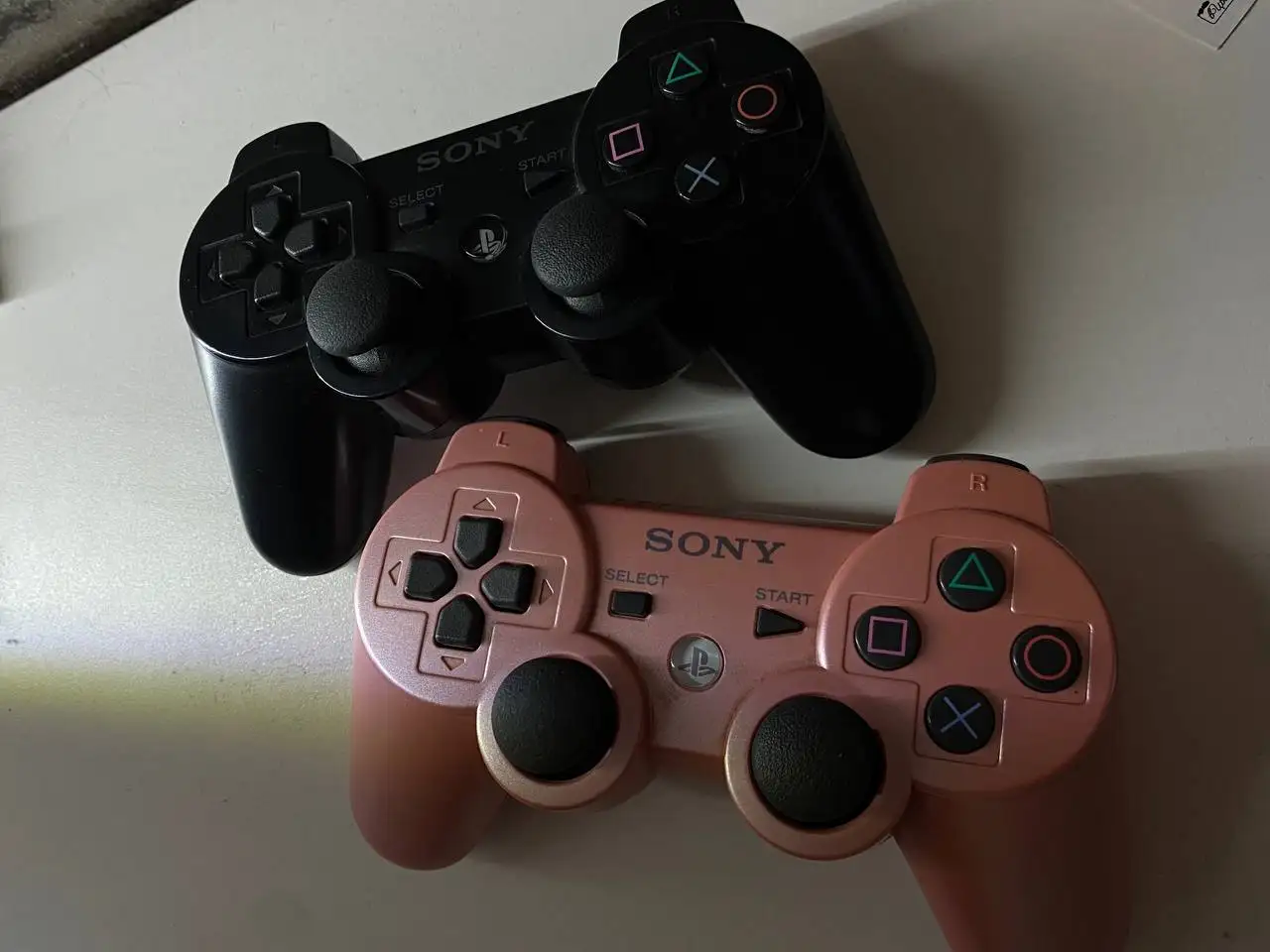 PlayStation 3 в хорошем состоянии с геймпадами и играми - Игровые приставки (Электроника) в Владивосток