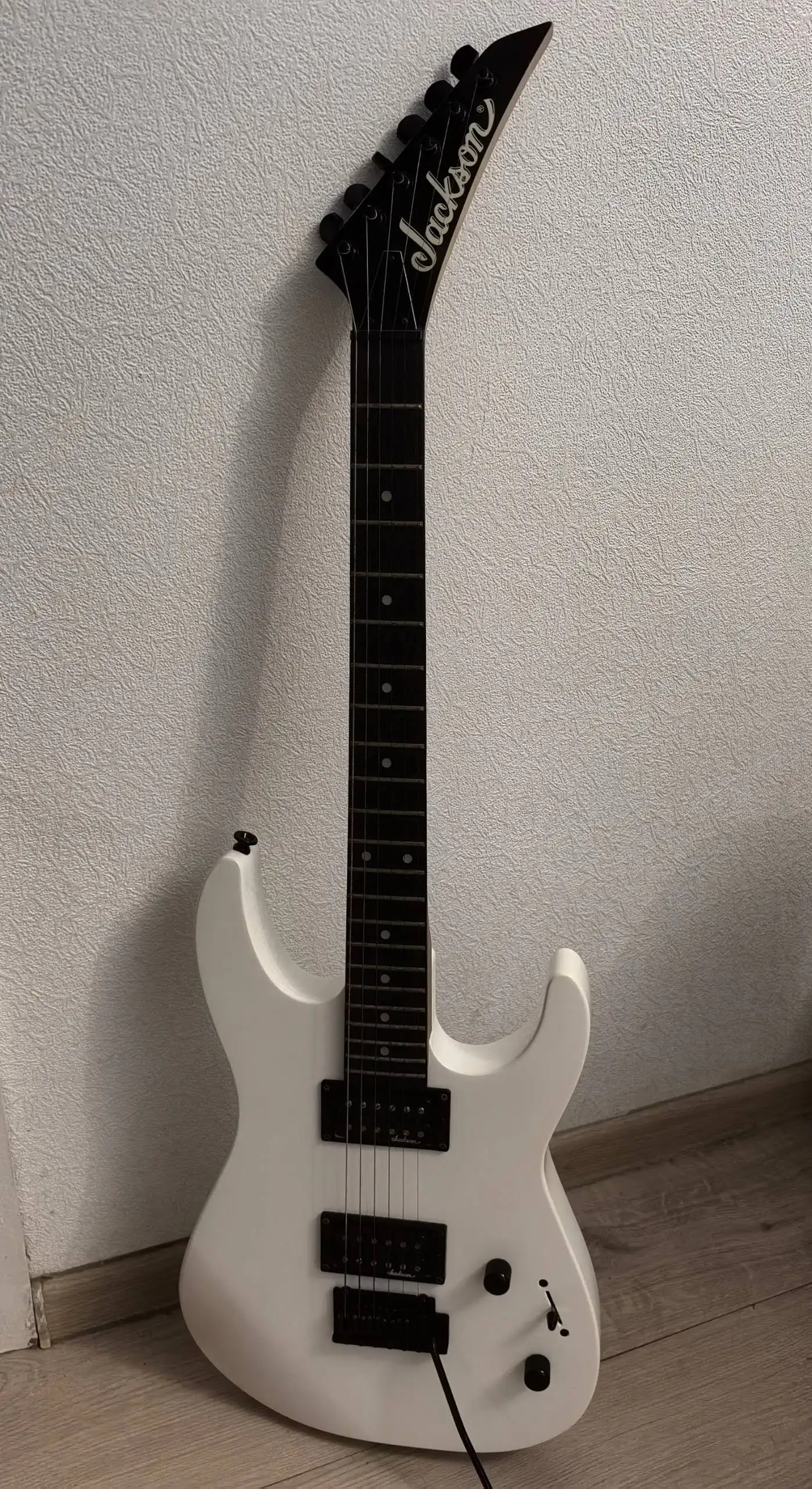 Продам Jackson JS 11 Dinky Snow White - Музыкальные инструменты (Хобби и отдых) в Владивосток