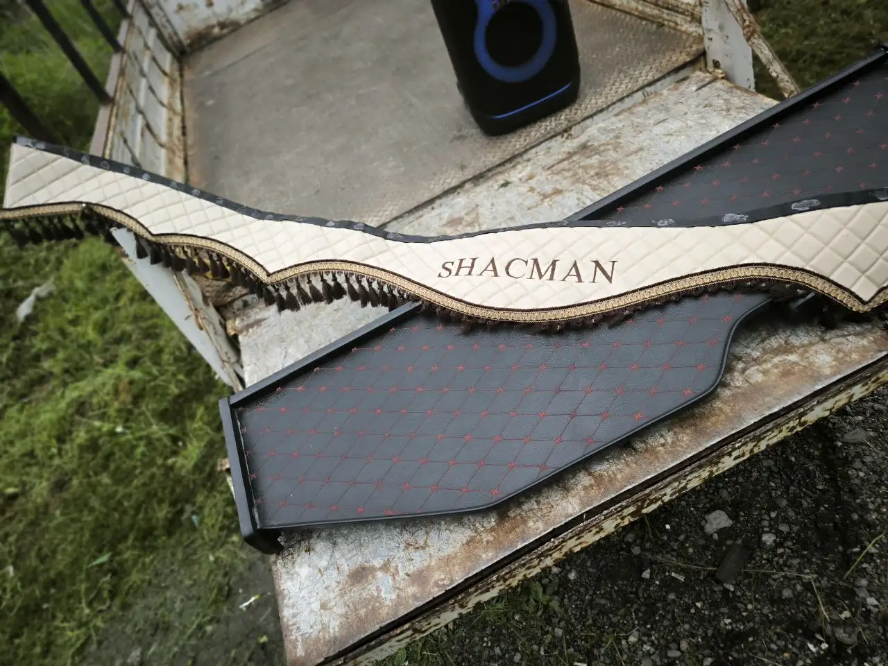 Стол в кабину / Ламбрикен на лобовое стекло Shacman x3000 - Запчасти для грузовиков (Авто) в Владивосток