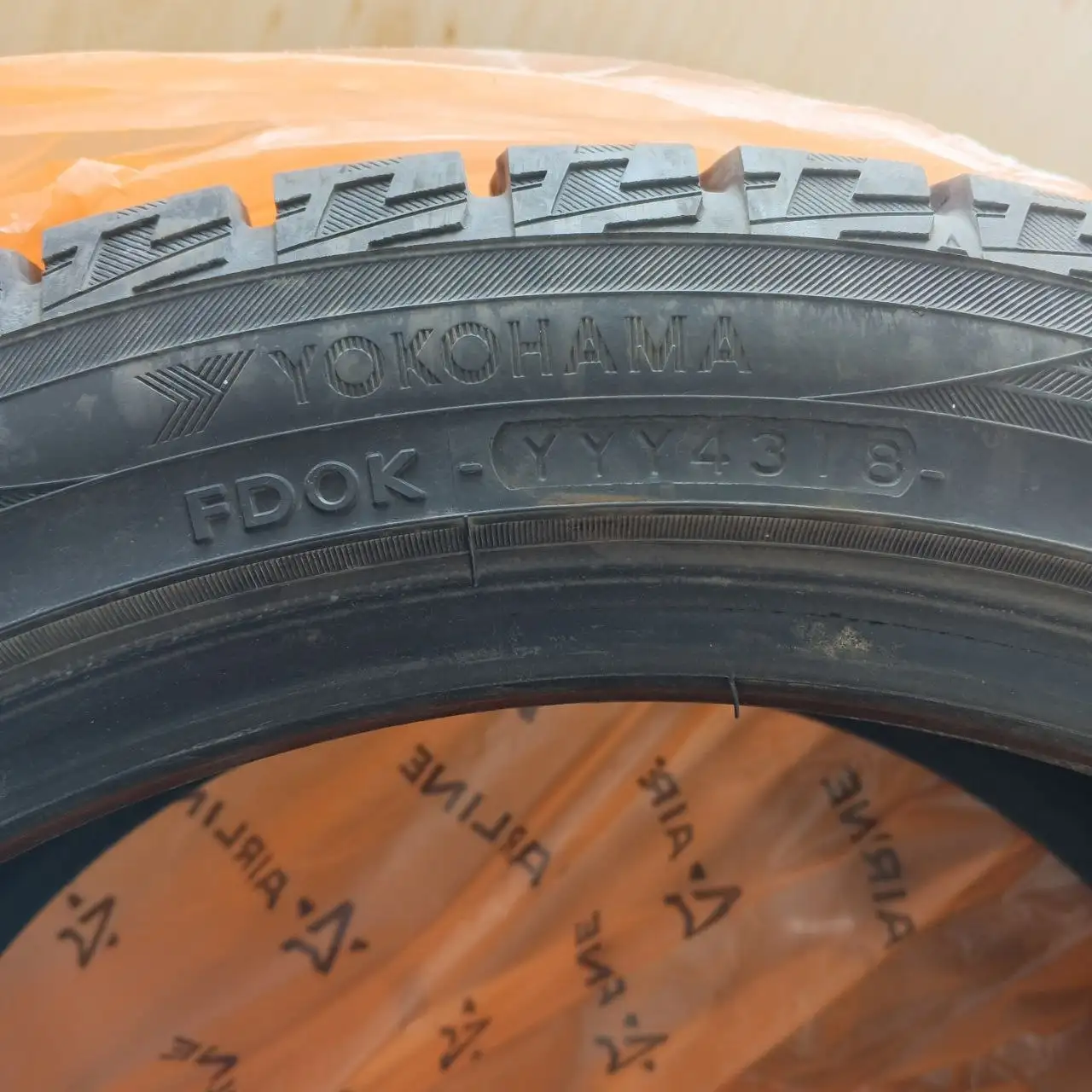 Продам комплект зимней резины Yokohama 215/45/17 - Запчасти и шины (Авто) в Владивосток