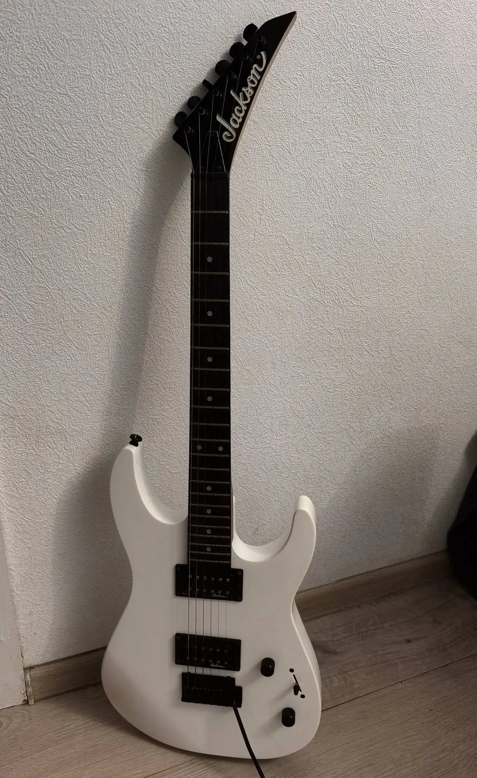 Продам Jackson JS 11 Dinky Snow White - Музыкальные инструменты (Хобби и отдых) в Владивосток