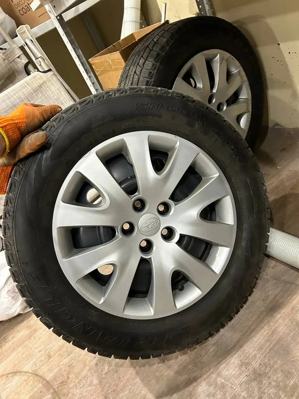 Продам зимние шины Triangle 195/65 R15 на штампованных дисках - шины и диски (Авто) в Владивосток