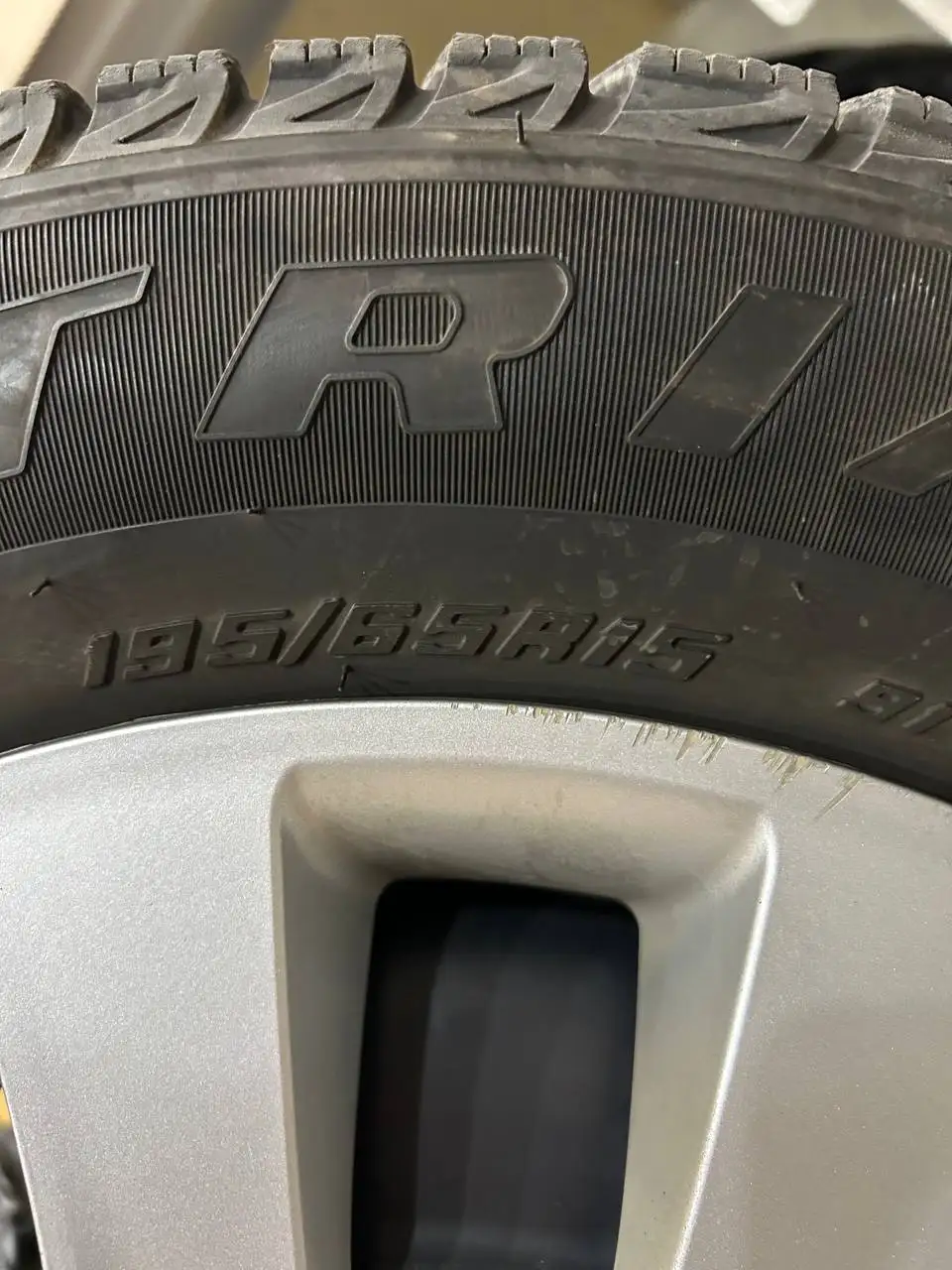 Продам зимние шины Triangle 195/65 R15 на штампованных дисках - шины и диски (Авто) в Владивосток