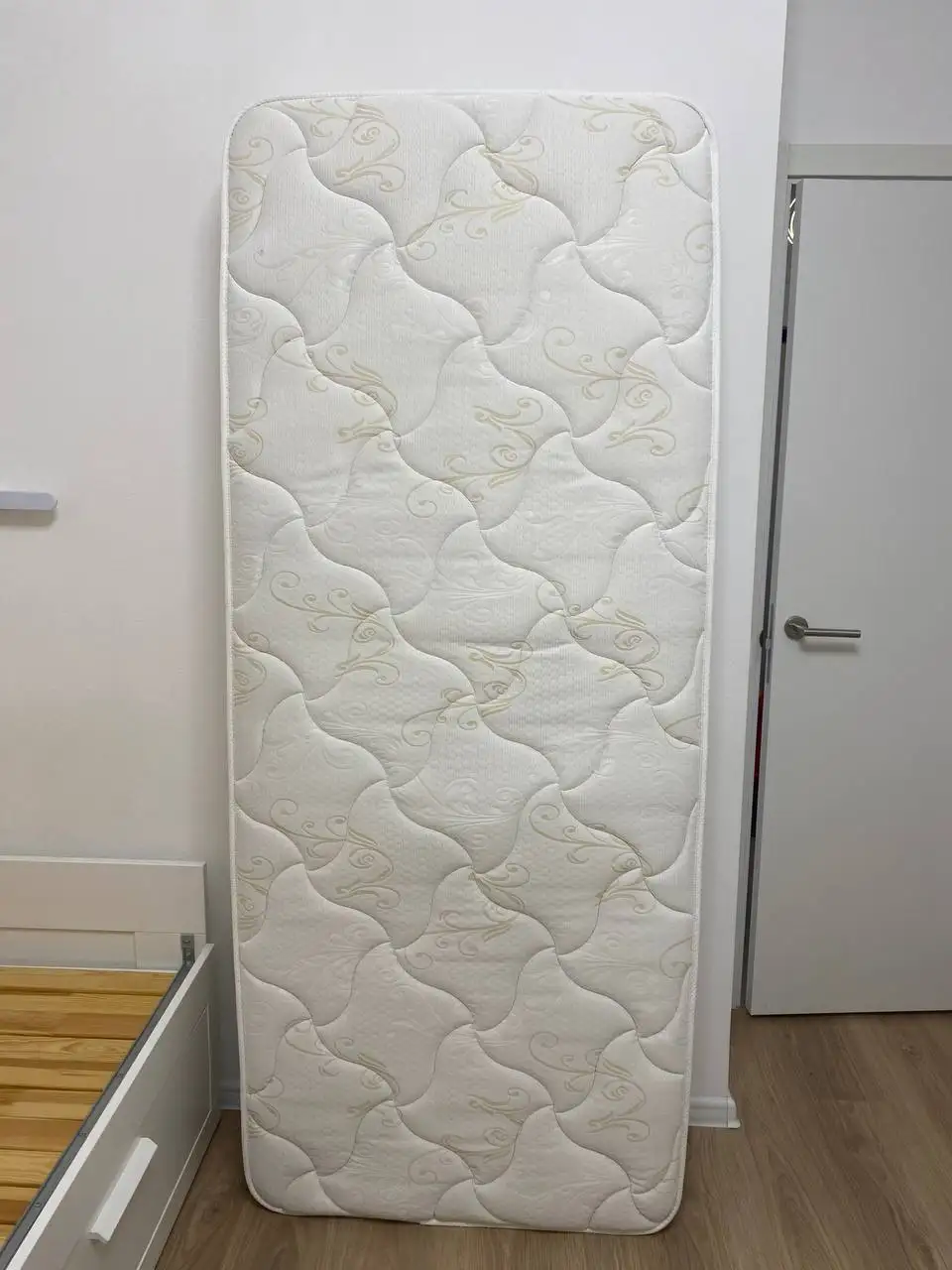 Продам кровать с новым матрасом - Мебель (Для дома и дачи) в Владивосток